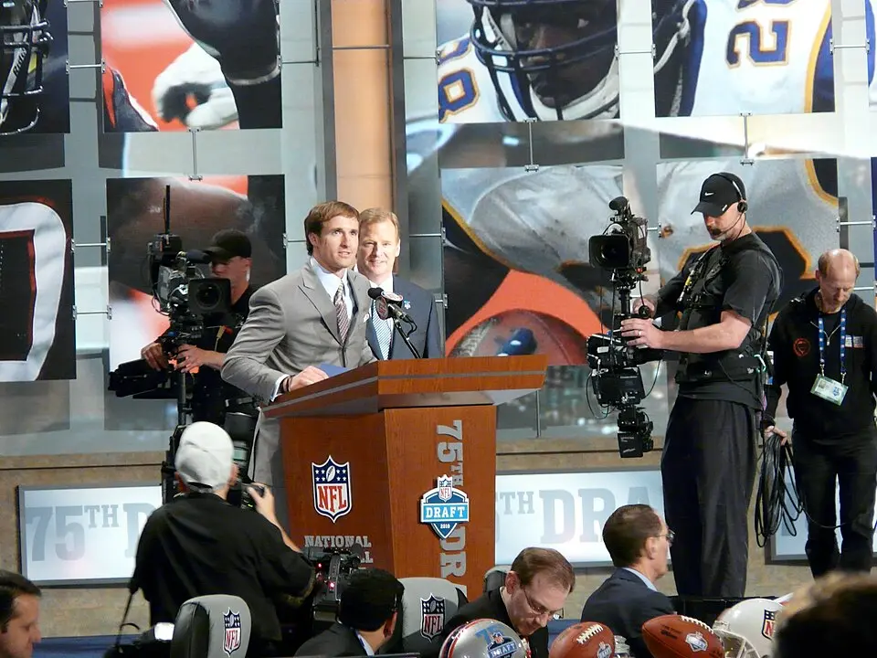 960px-Drew_Brees_announces_the_Saints'_draft_pick_at_the_NFL_2010_Draft