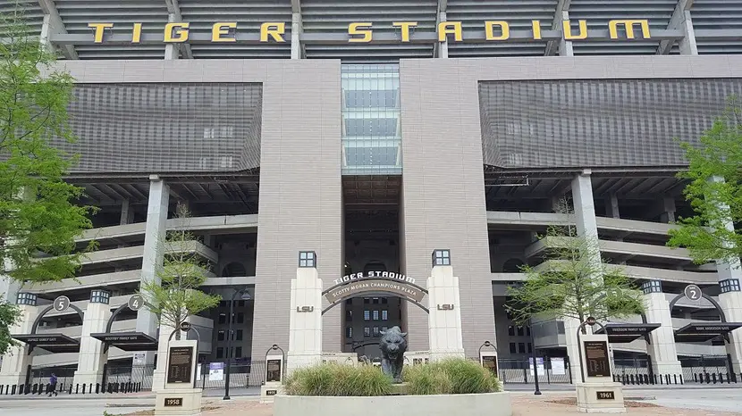 Tiger_Stadium_(LSU)_Champions_Plaza-Mike_the_Tiger